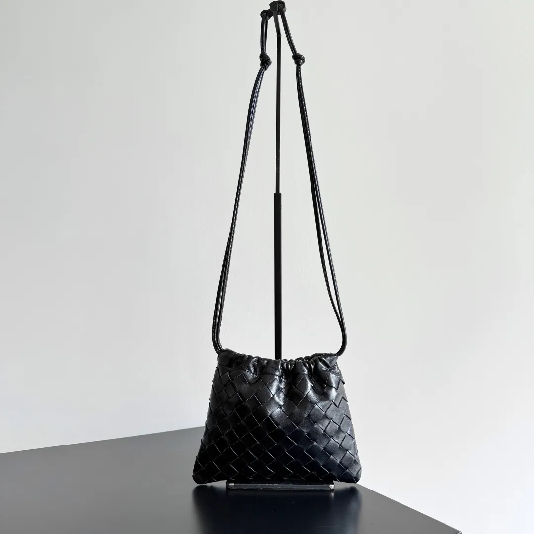 Batch 1400 BOTTEGA VENETA DUSTBAG mini size is officially launched📣📣. It still continues the classic weaving process. The lazy and casual feeling presented by the drawstring pockets is not too suitable for summer. The small back body is light and convenient. It is enough to carry lipstick and tissues when going out every day. It is not easy to make mistakes with any clothes. The shoulder strap has a buckle and pull-out design, which can be adjusted to unlock multiple carrying methods. Style number: 816987 Size: 21*16.6*1cm